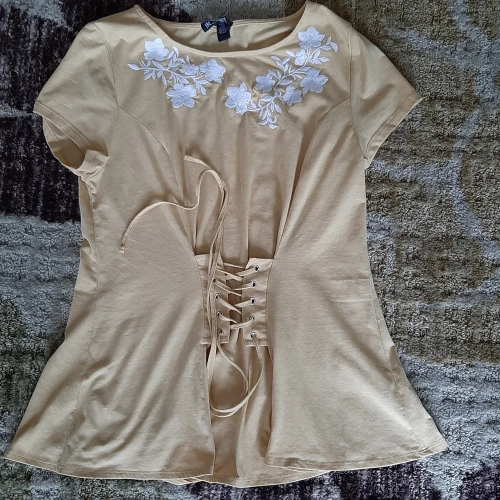 INTERNATIONAL CONCEPTS EMBROIDERED TEE - Picture 11 of 15